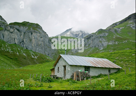 Une grange dans les Alpes suisses, au-dessus de Bargis, près de Flims Banque D'Images