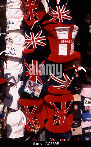 Union Jack et l'Angleterre accueil chapeaux, casquettes et autres vêtements de football et tourisme à vendre sur Oxford Street, Londres, Angleterre Banque D'Images