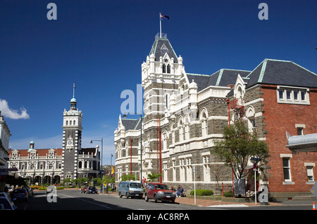 Palais de justice historique droite et gauche la gare de Dunedin ile sud Nouvelle Zelande Banque D'Images