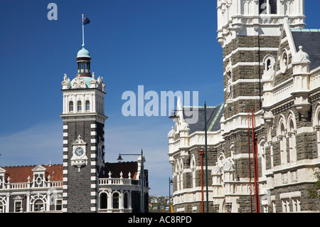 Palais de justice historique droite et gauche la gare de Dunedin ile sud Nouvelle Zelande Banque D'Images