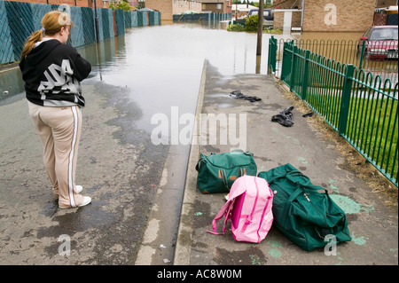 Les inondations sans précédent dans la région de Toll Bar près de Doncaster, dans le Yorkshire, UK, une femme avec des biens récupérés Banque D'Images