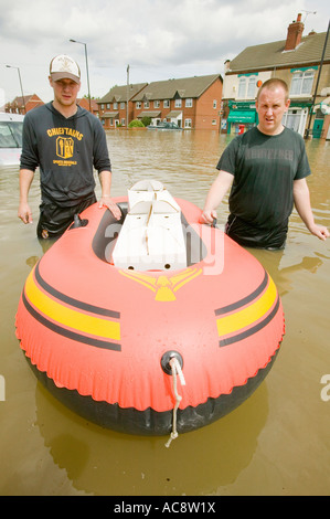 Les inondations sans précédent dans la région de Toll Bar près de Doncaster, dans le Yorkshire, UK, les hommes de sauvetage des chats de l'inondation Banque D'Images