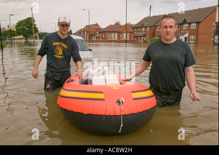 Les inondations sans précédent dans la région de Toll Bar près de Doncaster, dans le Yorkshire, UK, les hommes de sauvetage des chats de l'inondation Banque D'Images