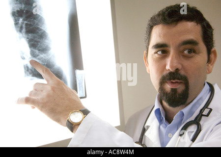 Close-up d'un médecin homme pointant vers une image radiographique Banque D'Images