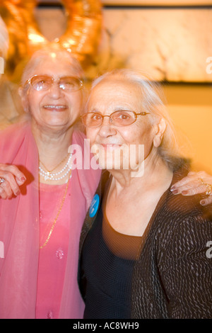 Les deux femmes Sikh Dancing at Party UK Banque D'Images