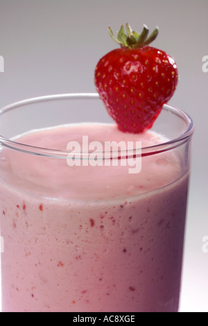 Smoothie fraise fraîche à boire. Banque D'Images