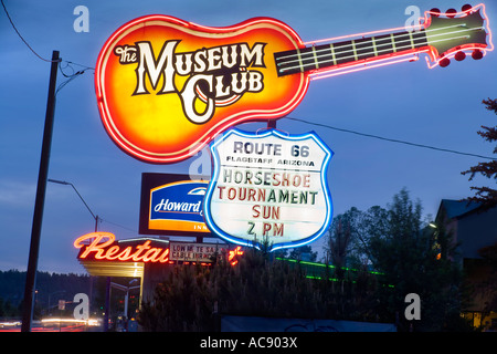 Monument en néon du célèbre Museum Club roadhouse le long de la Route 66 à Flagstaff, Arizona USA au crépuscule. Banque D'Images
