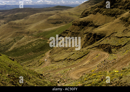 Vue panoramique d'un chemin de terre sinueux ou en direction du col de montagne montagnes Maluti au Lesotho Banque D'Images