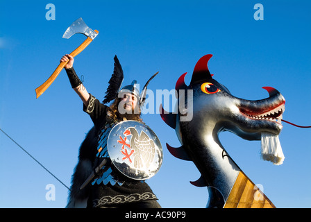 dh Up Helly AA procession LERWICK SHETLAND Viking Jarl longship galley prow homme porter arme barbe hache armes navire shetlands bateau à tête de figurehead dragon Banque D'Images