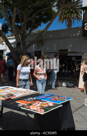 Marché artisanal dh LANZAROTE HARIA Femmes marchant à travers les touristes à la recherche de marché à l'artwork peintures Banque D'Images