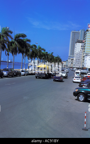 Route principale le long de la côte de la baie de Luanda Luanda, Angola Banque D'Images