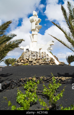 Dh Monumento al CAMPESINO LANZAROTE monument pierre de lave chien agriculteur vigne palmiers artwork Banque D'Images