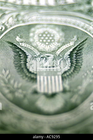 Close up de pygargue à tête blanche sur un dollar bill Banque D'Images