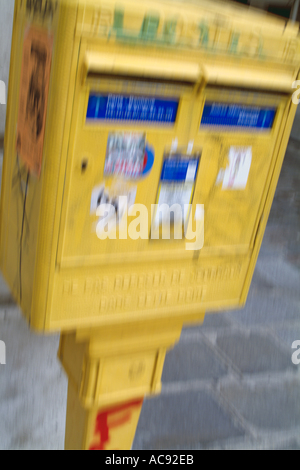 France Paris jaune floue sur une boîte aux lettres publique street Banque D'Images