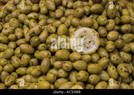 Olivier (Olea europaea), olives en pots dans un marché en Provence, France, Provence Banque D'Images