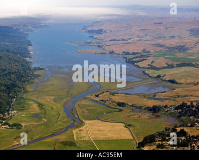 Vue aérienne au-dessus de faille de San Andreas à Tomales Bay vers les Territoires du comté de Marin en Californie Banque D'Images