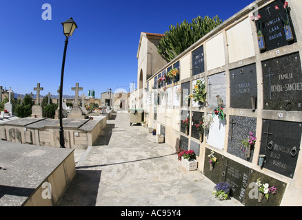 Tombes familiales à un cimetière de Majorque, Espagne, Majorque Banque D'Images