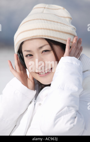 Young woman wearing headphones Banque D'Images