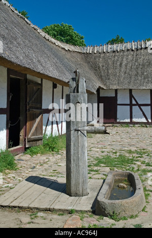 La jonction de l'ancien chalet construit avec une pompe à eau Frilandsmuseet Lyngby près de Copenhague Danemark Banque D'Images