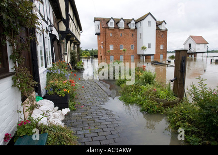 Moulin de l'abbaye entourée par les inondations Rivière Avon en face de l'abbaye de Tewkesbury Gloucestershire UK Banque D'Images