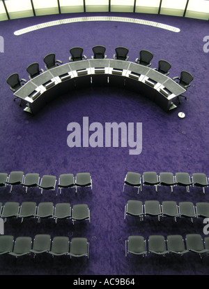 Chaises dans la salle de l'Assemblée de l'hôtel de ville l'AGL building à Londres Angleterre Royaume-uni Banque D'Images