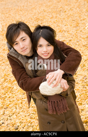 Jeune couple looking at camera Banque D'Images