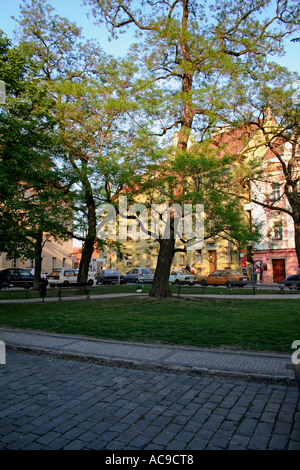 Coin de parc tranquille à Malá Strana, avec des bâtiments historiques, Prague.' Banque D'Images