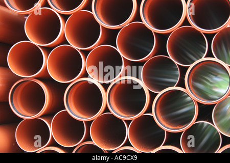 Pile de tuyaux industriels en PVC Banque D'Images