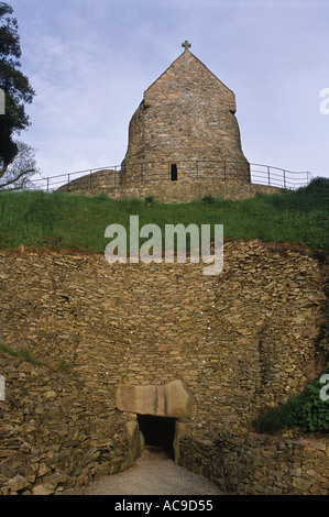La Hougue Bie tombe néolithique Jersey les îles Anglo-Normandes Royaume-Uni. L'église de la chapelle chrétienne construit au-dessus de notre Dame de la Clarté années 2000 HOMER SYKES Banque D'Images