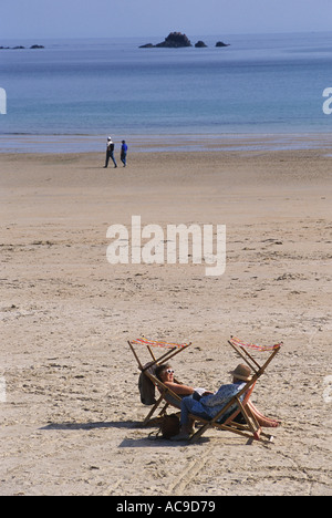 St Ouens Bay Jersey les îles Anglo-Normandes touristes britanniques appréciant le soleil. HOMER SYKES des années 2000 Banque D'Images