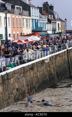 Gorey Jersey les îles de la Manche. Touristes du soir sur le quai pubs et bards .2000S UK HOMER SYKES Banque D'Images