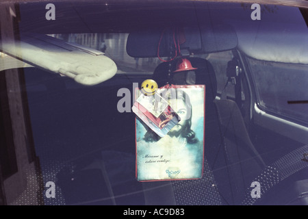 Carte postale Jésus Christ sur le pare-brise d'une voiture Buenos Aires Argentine Amérique du Sud Bsa 2000 2002 Banque D'Images