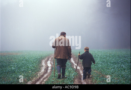 Père et fils de marcher dans la campagne du temps de qualité ensemble. Hampshire Angleterre Années 2000 HOMER SYKES Banque D'Images