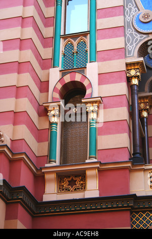 Gros plan sur les détails architecturaux complexes de la synagogue de Jérusalem à Prague, avec des rayures colorées, des arches et des colonnes. Banque D'Images