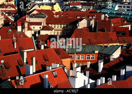 Vue aérienne des toits rouges de Prague, mettant en valeur l'architecture historique et le paysage urbain de la ville. Banque D'Images