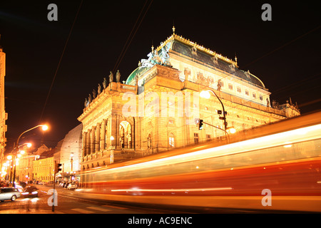 Théâtre national (Narodni Divadlo) vu de nuit depuis le pont de la légion (MOST Legii), République tchèque de Prague. Un tramway passe au premier plan. Banque D'Images