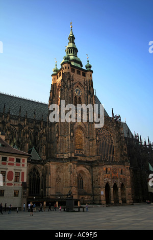 Participez à la cathédrale Vitus avec sa tour de l'horloge et sa flèche à Prague, République tchèque, par temps clair. Banque D'Images