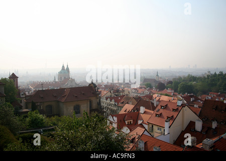 Vue sur Mala Strana tôt le matin, l'église de Nicolas est vue sur la gauche au milieu des toits de la ville. Banque D'Images