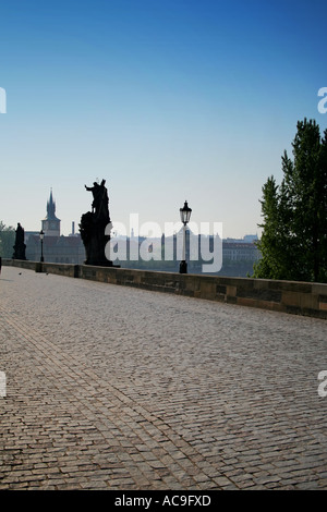 Statues sur le pont Charles à Prague au petit matin. Banque D'Images