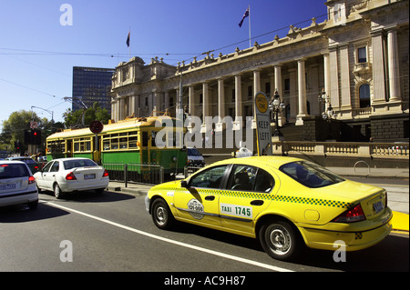 Taxi Tram et les édifices du Parlement de Victoria de Melbourne Australie Banque D'Images