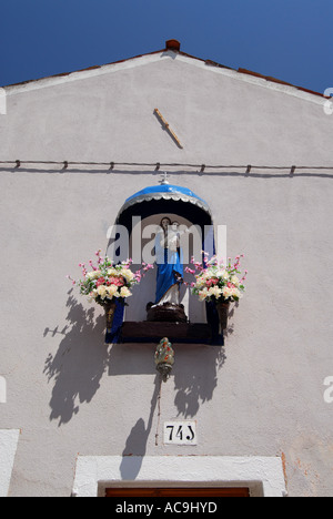 Culte sur côté maison Burano une petite île près de Venise Italie célèbre pour dentelle et maisons aux couleurs vives Banque D'Images