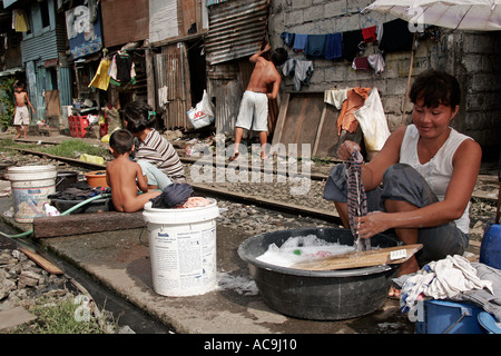 Blanchisserie sur les voies ferrées dans les bidonvilles de Manille, Philippines Banque D'Images