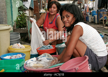 Blanchisserie sur les voies ferrées dans les bidonvilles de Manille, Philippines Banque D'Images