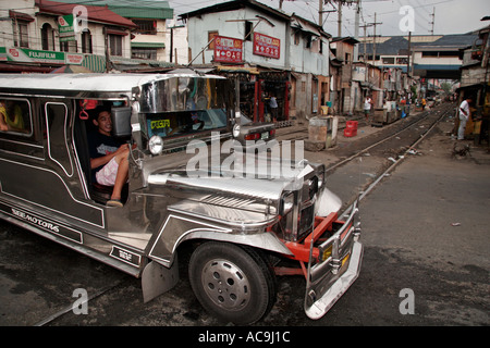 Passage de la voie ferrée Jeepney à Manille Banque D'Images