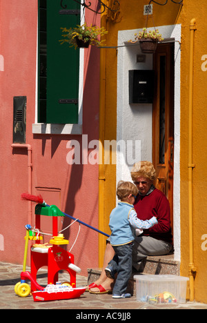 Grand-mère et petit-fils de Burano une petite île près de Venise Italie célèbre pour dentelle et peint de couleurs vives, hou Banque D'Images