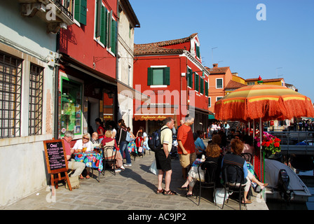 Burano une petite île magnifique près de Venise Italie célèbre pour dentelle et maisons aux couleurs vives Banque D'Images