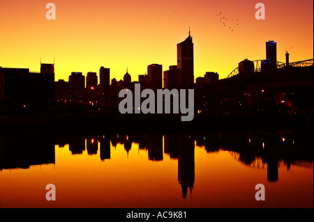 Melbourne CBD et Telstra Dome à l'aube et la réflexion Victoria Australie Banque D'Images