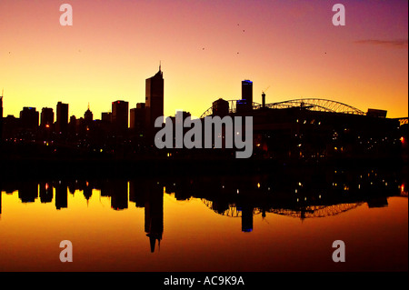 Melbourne CBD et Telstra Dome à l'aube et la réflexion Victoria Australie Banque D'Images