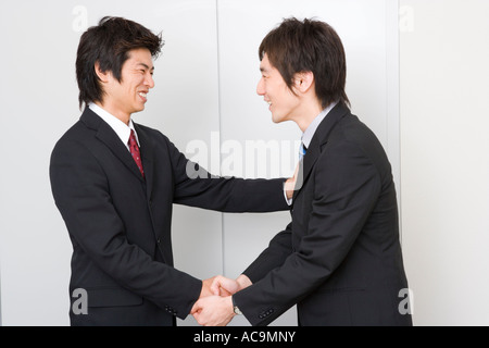 Deux jeunes businessmen shaking hands Banque D'Images