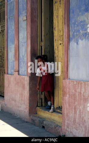 Des écolières cubaines font un tour de porte curieux, à Mantanzas, à Cuba Banque D'Images